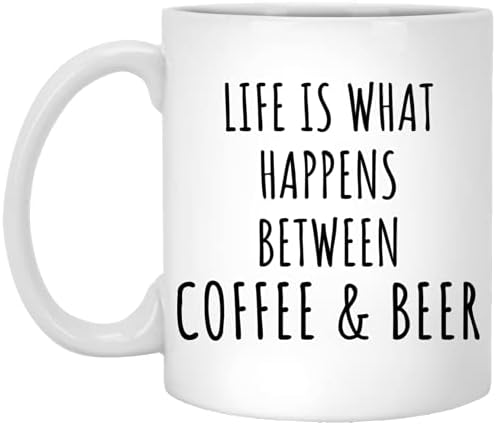 KrysDesigns Живот - това е нещо, което се случва между Кафе, Подарък Една Чаша За Мъжете, 11 грама, Бяла (XE6WVTKSQY-11